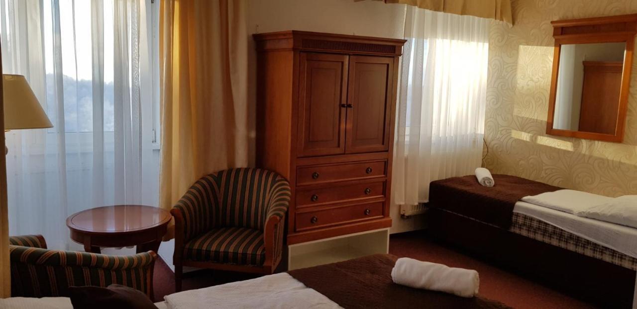 Hotel A Restaurace Pomezi Cinovec Bagian luar foto
