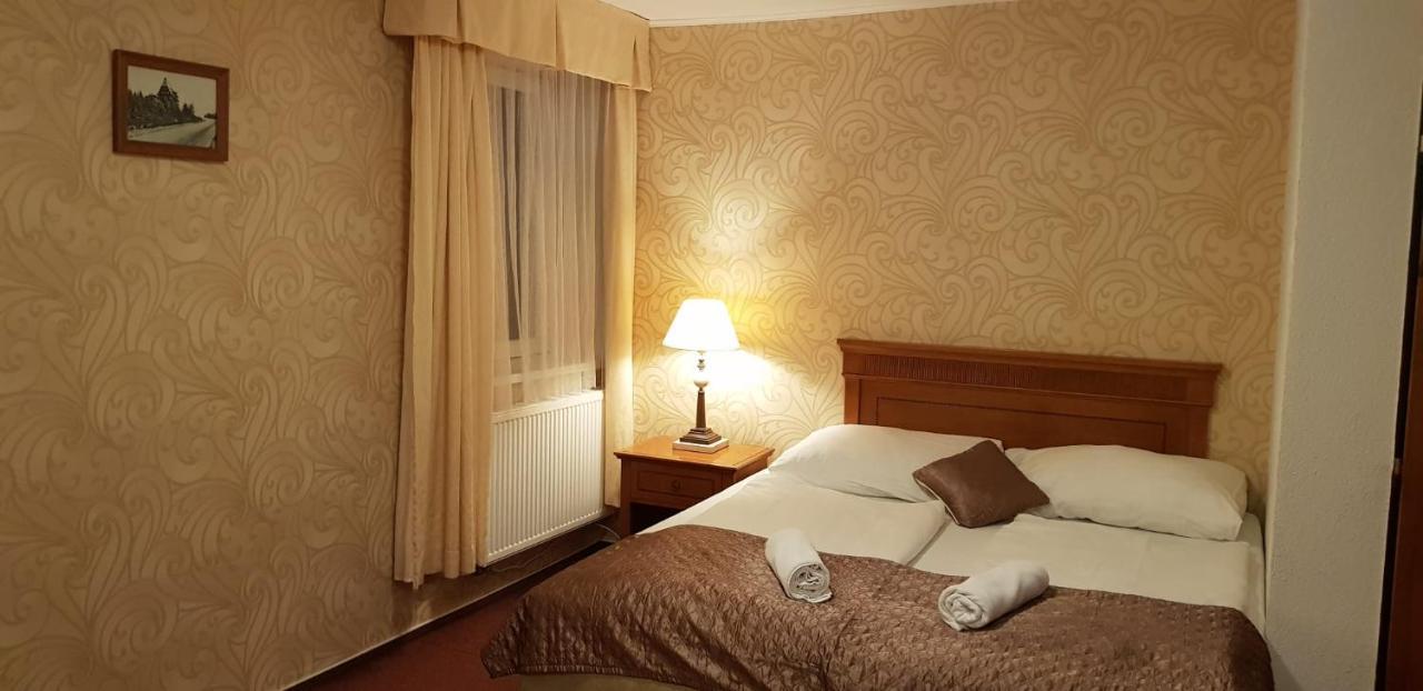 Hotel A Restaurace Pomezi Cinovec Bagian luar foto
