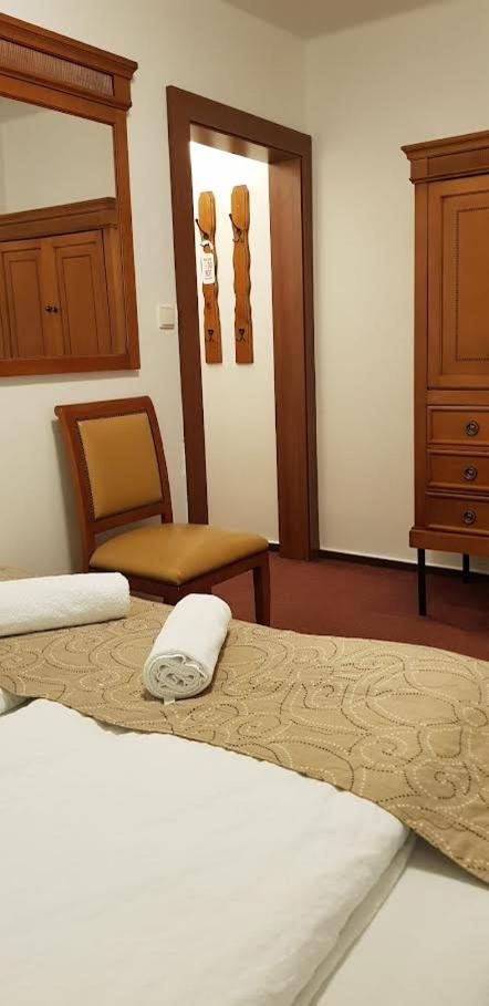 Hotel A Restaurace Pomezi Cinovec Bagian luar foto